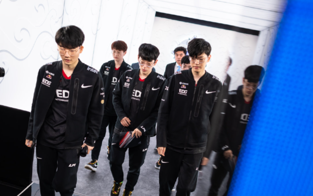 激烈的足球 激烈的足球